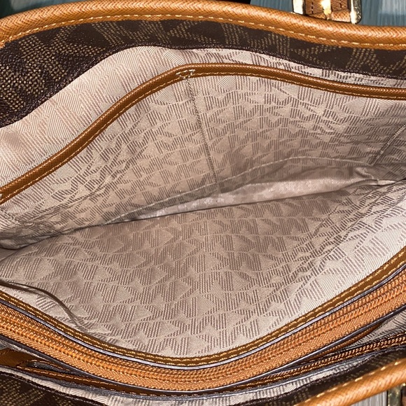 ✨Like New✨ Michael Kors Jet Set Snap Pocket Medium Tote- Brown - Picture 8 of 12